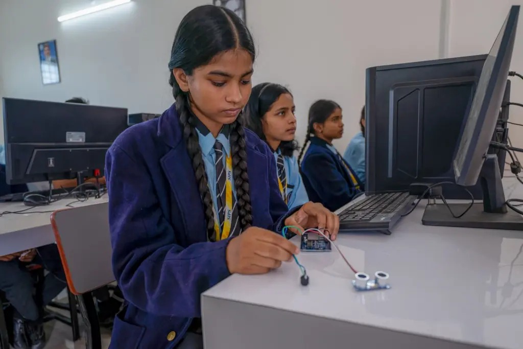 Students working in Computer & Robotics Lab